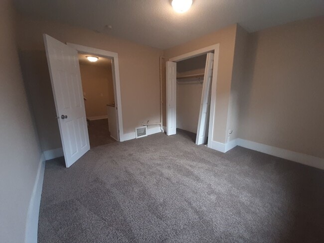 Building Photo - 3 Bedroom, 1 Bathroom home with new kitchen!