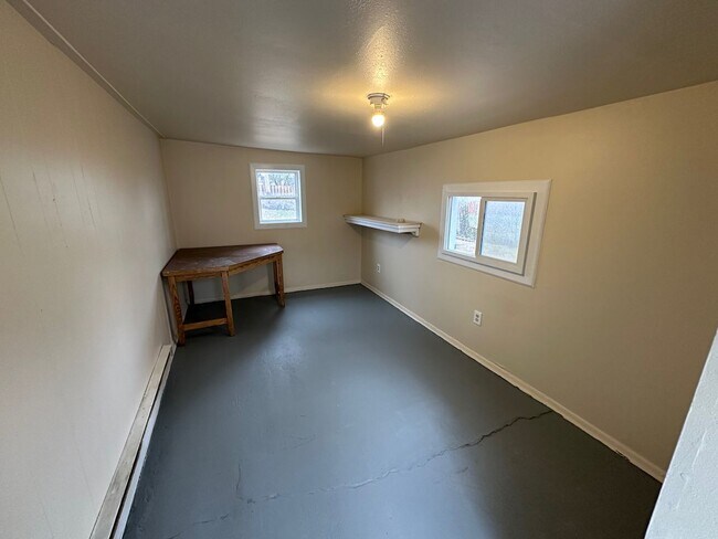 Building Photo - Cozy and Conveniently Located 2 Bed 1 Bath...