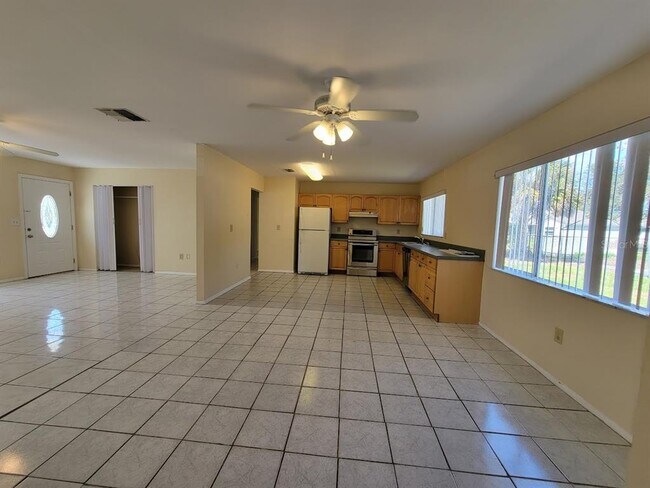 Building Photo - 2466 Lakeshore Cir