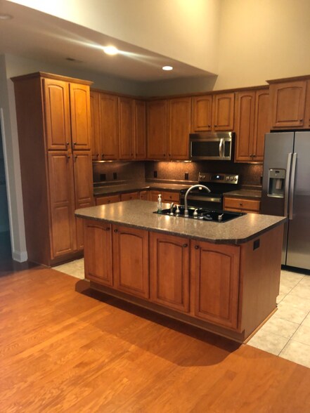 Building Photo - 5604 Warrendale Ct S