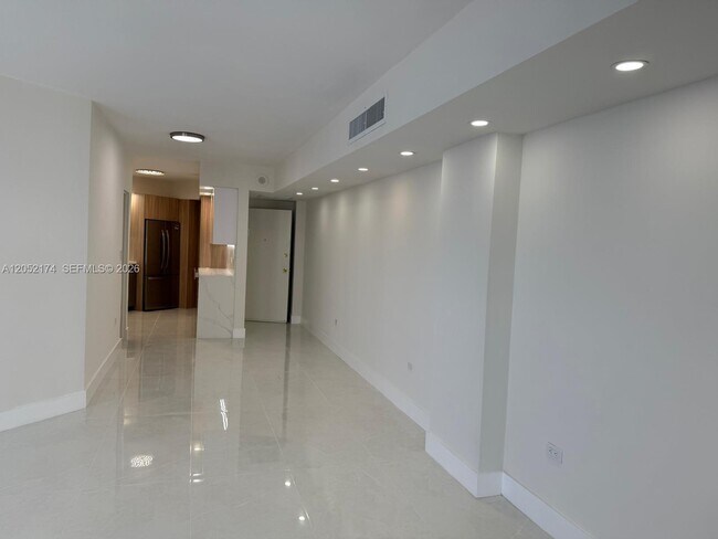 Building Photo - 999 Brickell Bay Dr