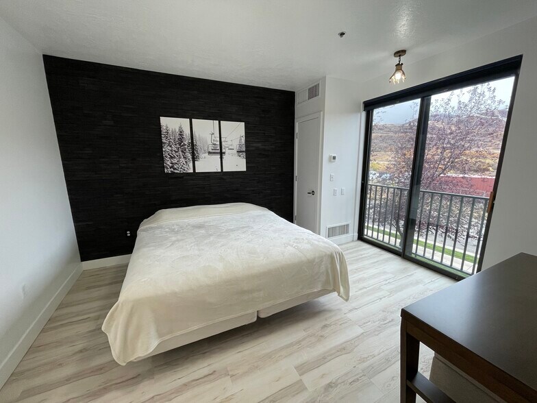 Building Photo - 1364 W Stillwater Dr