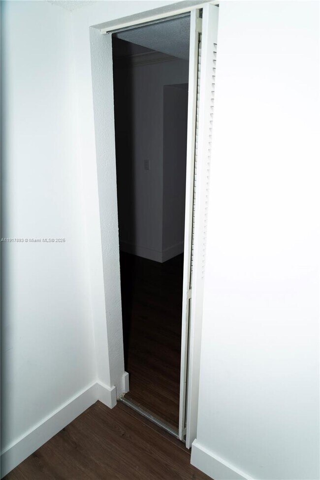 Building Photo - 105 Lake Emerald Dr