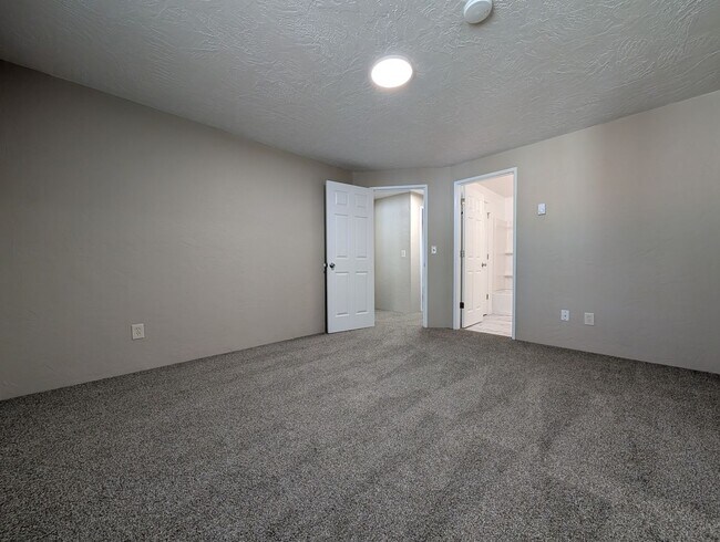 Building Photo - Great 3-Bedroom, 1-Bath Home - Centennial ...