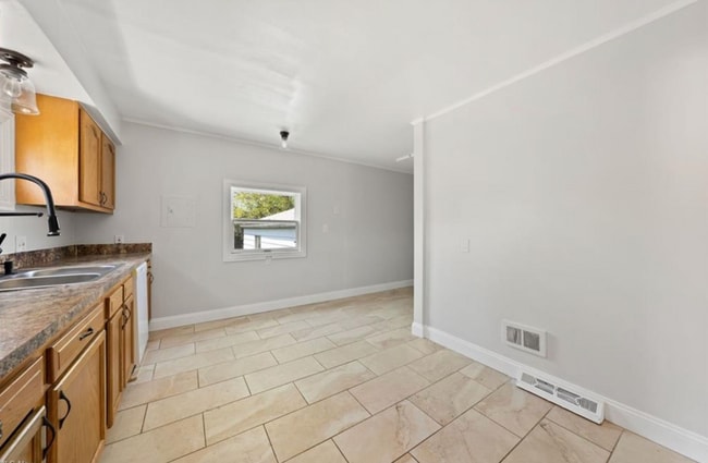 Building Photo - 1282 Summit Dr