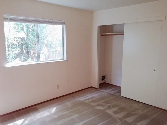 Building Photo - 3 Bedroom Home in Hilltop Area