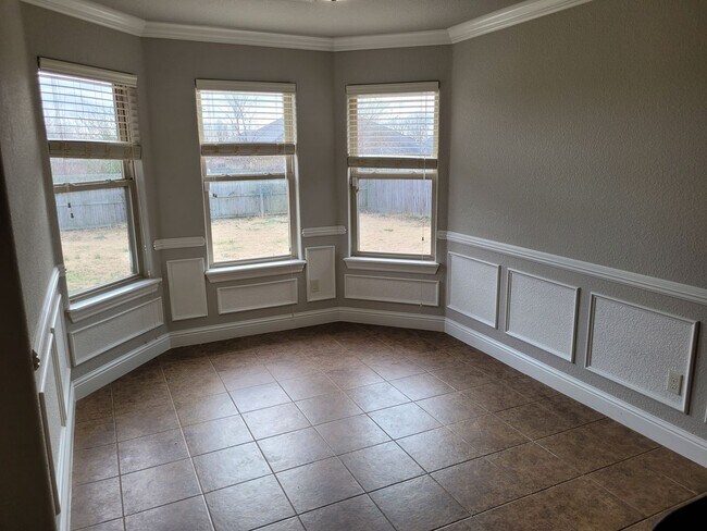 Building Photo - 3 bedroom in sought after West side of Fayetteville