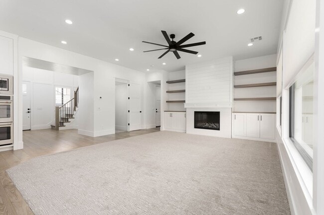 Building Photo - Beautiful 5 bed | 4 Bath | 3 Car Garage