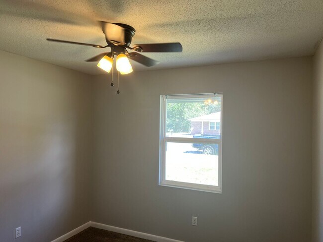 Building Photo - 3 bedrooms - 2 bath Home