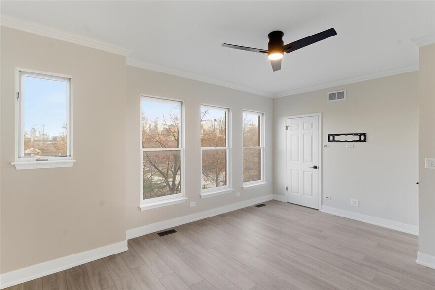 Building Photo - 839 W 14th Pl