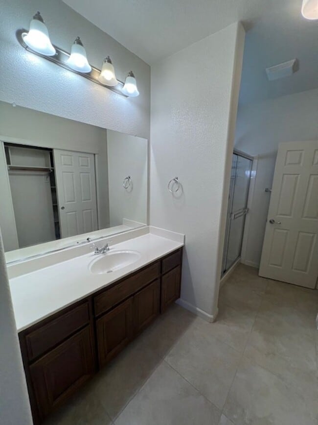 Building Photo - Beautiful 5 Bedroom Home in Crocker Ranch ...