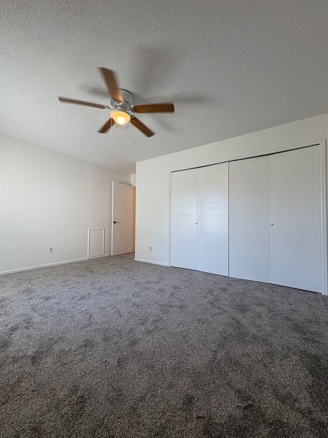 Building Photo - Updated 3 Bedroom 2.5 Bath Townhome