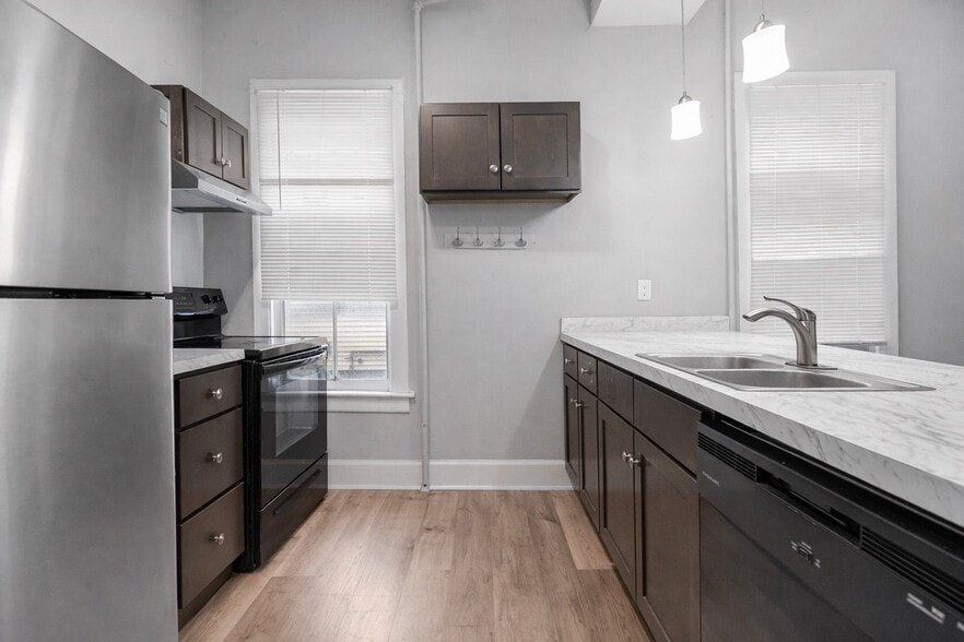 Building Photo - 72 Walnut St