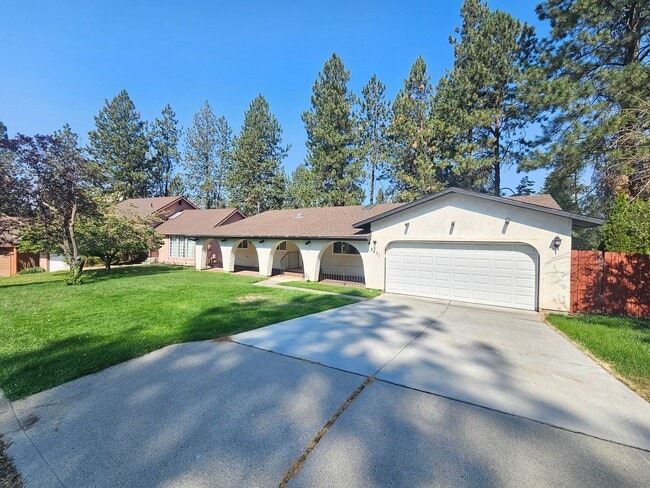 Building Photo - $2,595 - 4 Bed / 3 Bath Home with Fully Fe...