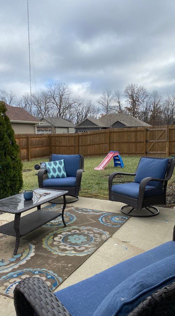 Building Photo - 3 bedroom 2 bathroom house with fenced in yard