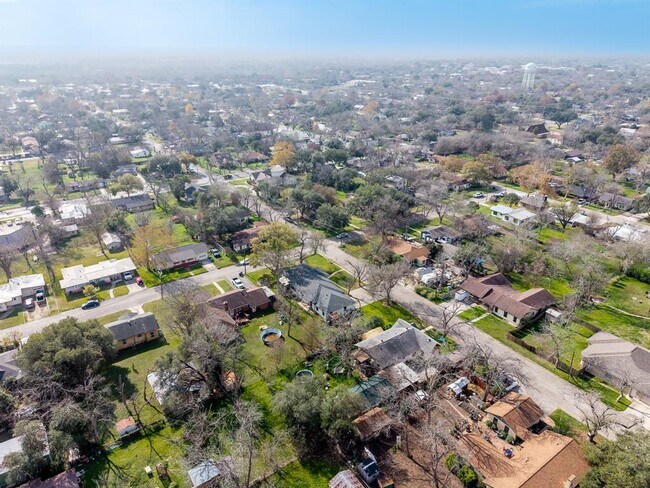 Building Photo - 803 Peach St