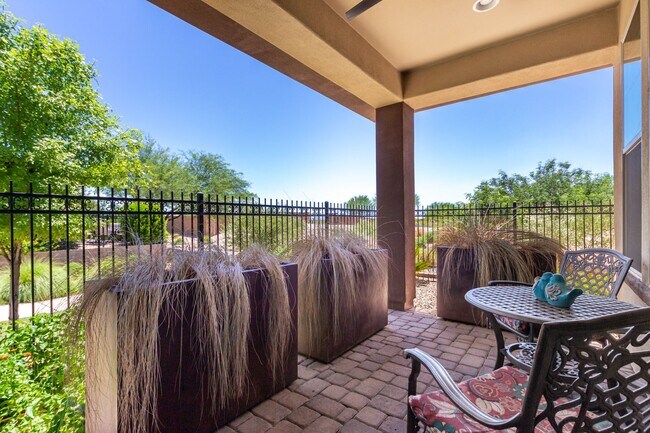 Building Photo - Gorgeous 2 bedroom / 2 bath townhome locat...