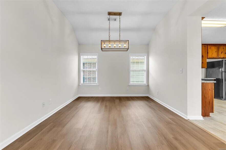 Building Photo - 3925 Claiborne Cir