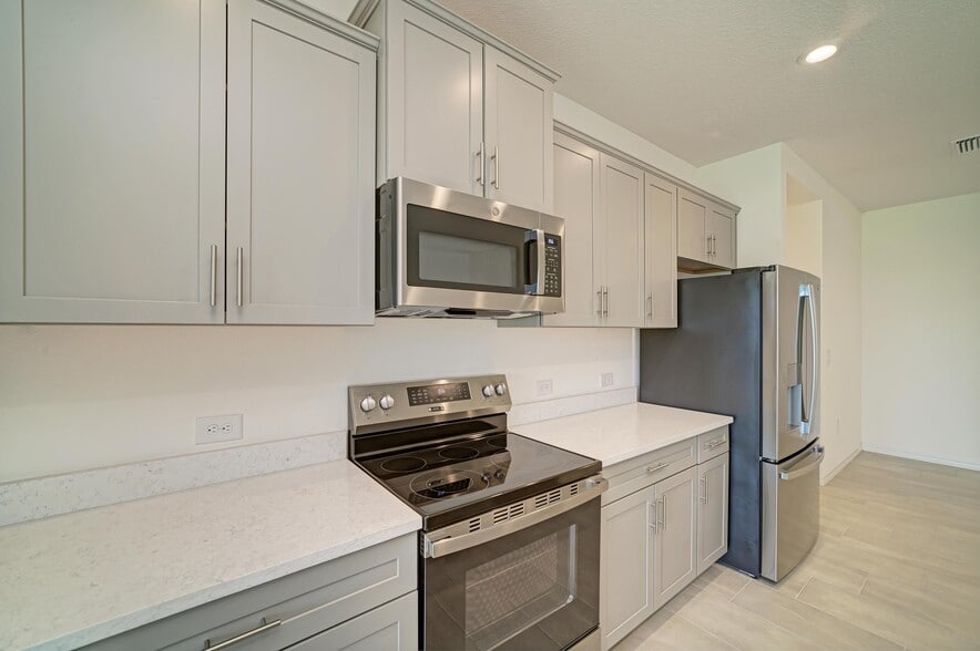 Building Photo - 2206 Washington Palm Ct