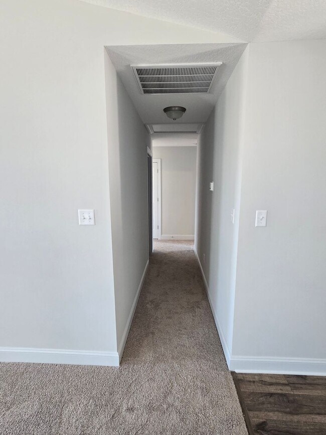 Building Photo - 918 Uplands Ln