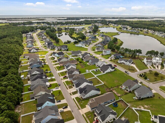 Building Photo - "Coastal Comfort Awaits: Spacious 3-Bed, 3-Bath Home in Holly Ridge!"