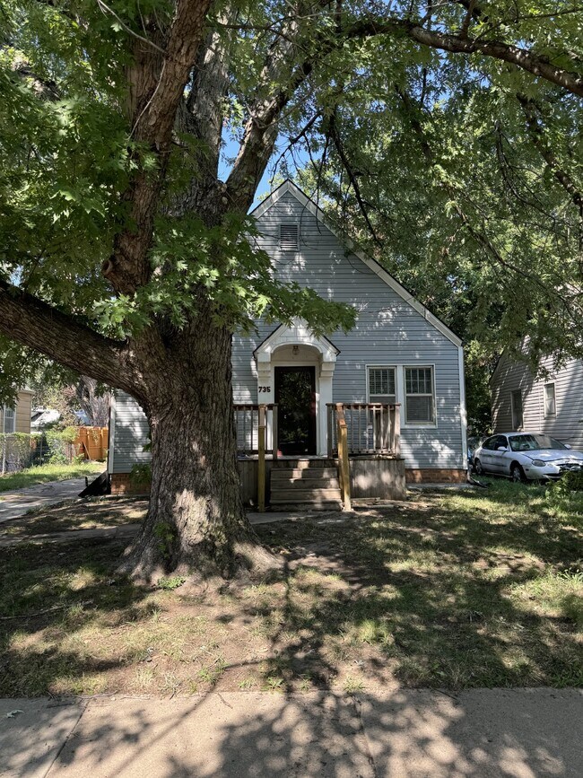 Building Photo - Updated 3 bedroom, 1 bathroom house with washer/dryer hookups