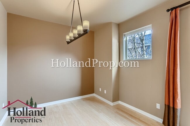 Building Photo - Stylish Townhome Near MAX, Nike & Costco in Prime Beaverton Location