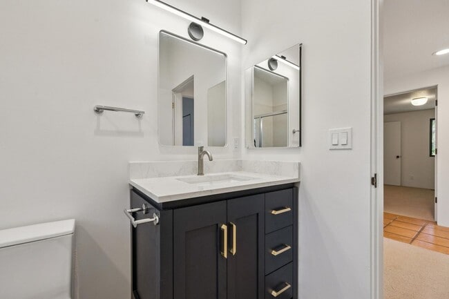 Building Photo - Charming 4BR Home Available in Private Portola Valley Cul de Sac