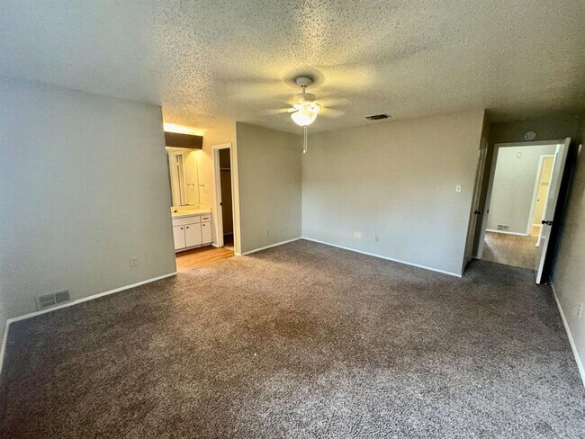 Building Photo - 2708 Charlesworth Dr