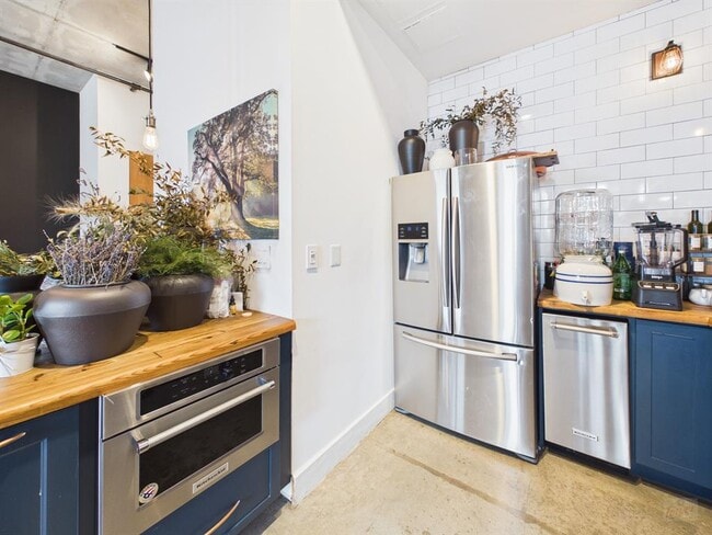 Building Photo - 800 W 5th St