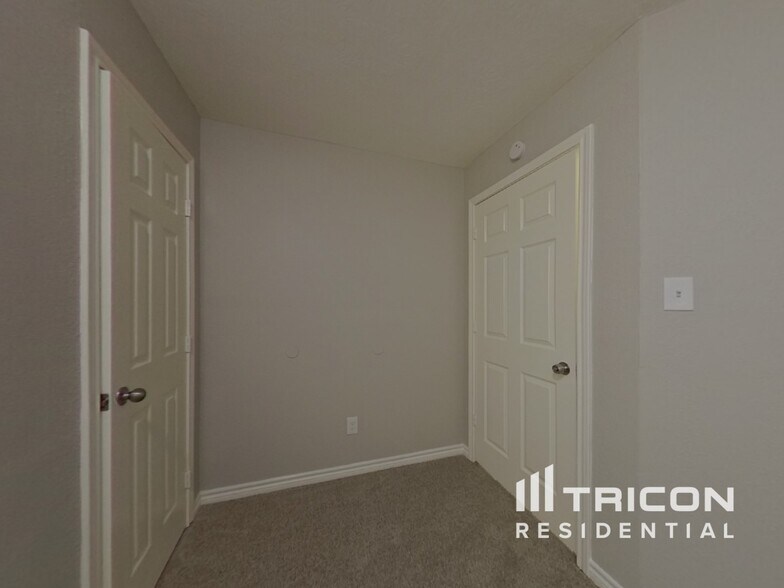 Building Photo - 729 Forest Ln Dr