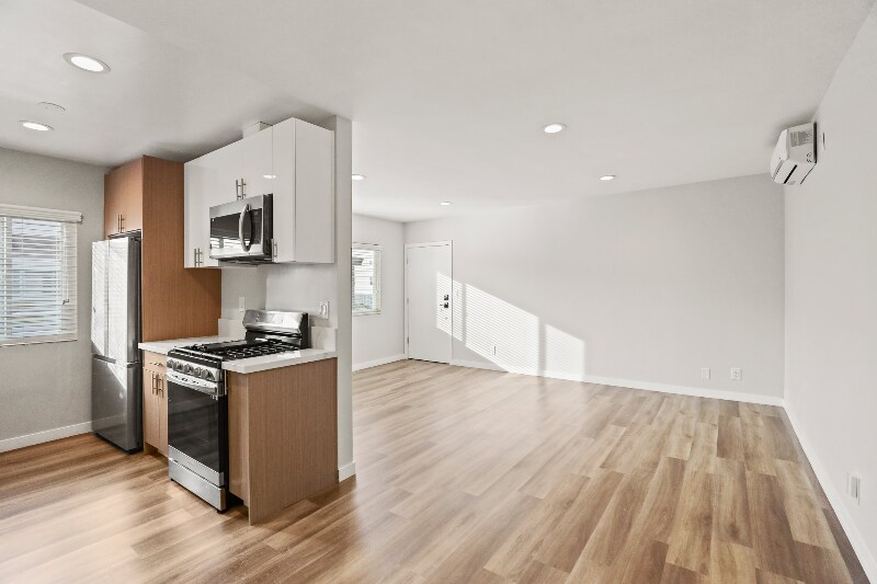 Building Photo - 1352 W 36th St