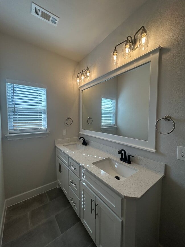 Building Photo - Beautiful Bentonville Home! 4 Bedrooms, 2.5 Bathrooms!!