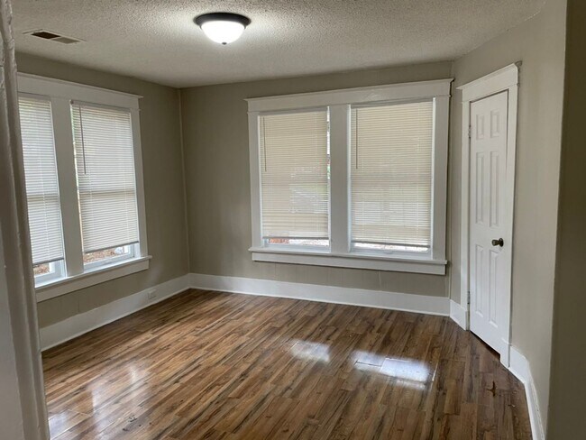 Building Photo - Charming 2-Bedroom Home with Spacious Living Areas in East Memphis