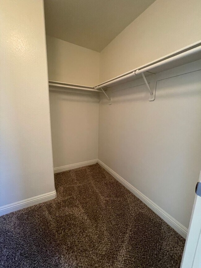 Building Photo - Gorgeous Townhome in Gated Community!