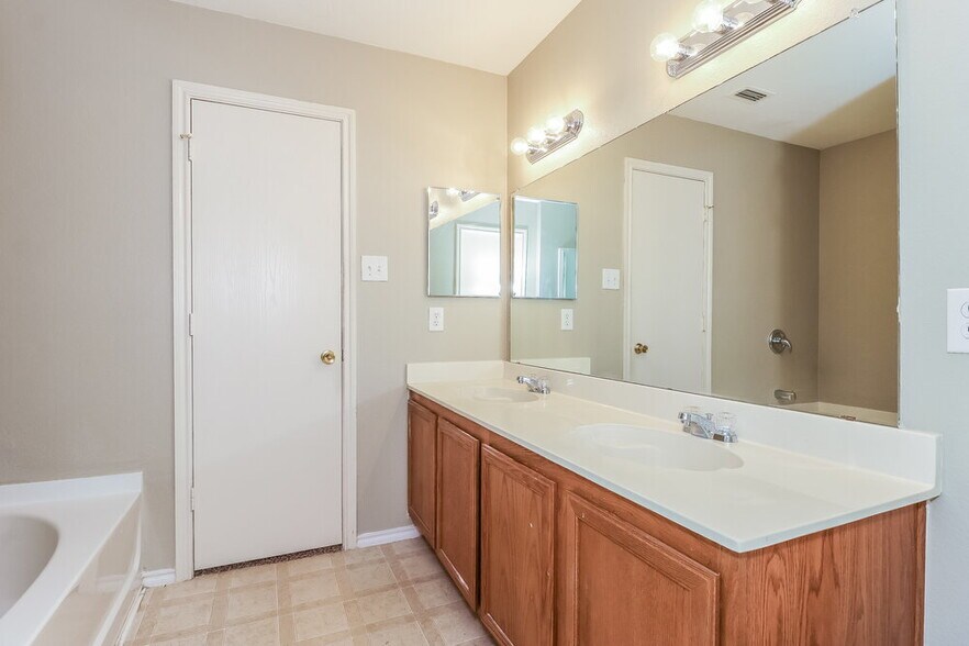 Building Photo - 4013 Foxhound Ln