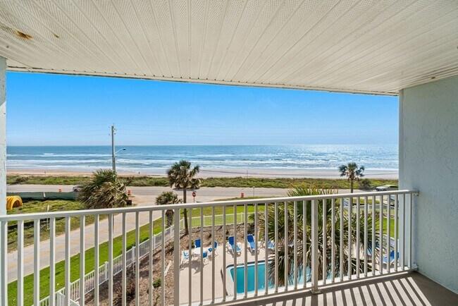 Building Photo - Oceanfront 2 Bedroom Condo with Stunning Views