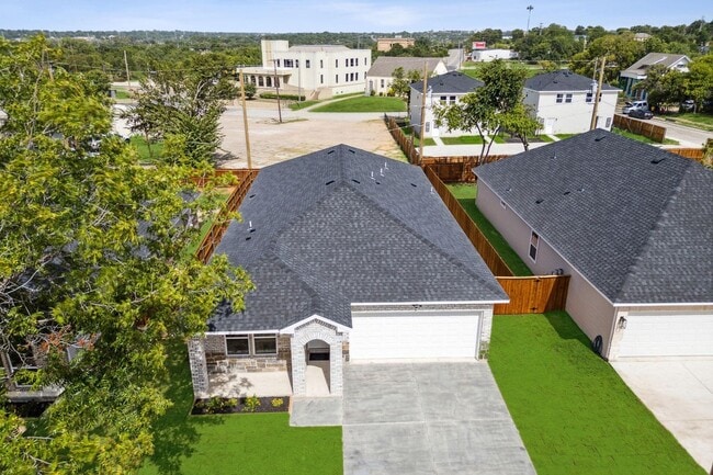 Building Photo - Modern 4-Bedroom Retreat with Patio Deck &...