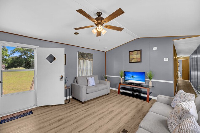 Building Photo - Sweet Escape | 2 Beds 1 Bath Home | Pets A...