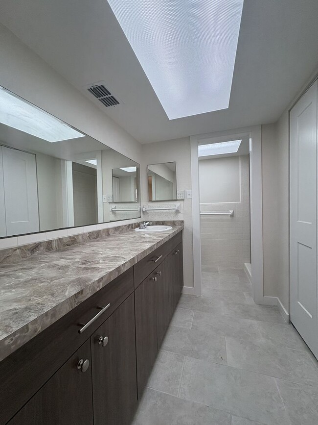 Building Photo - 210 Delido Ct