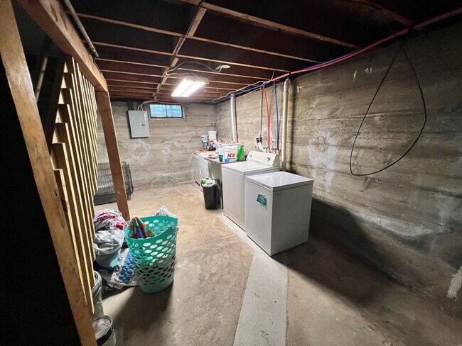 Building Photo - Centrally Located Single Famliy Home!
