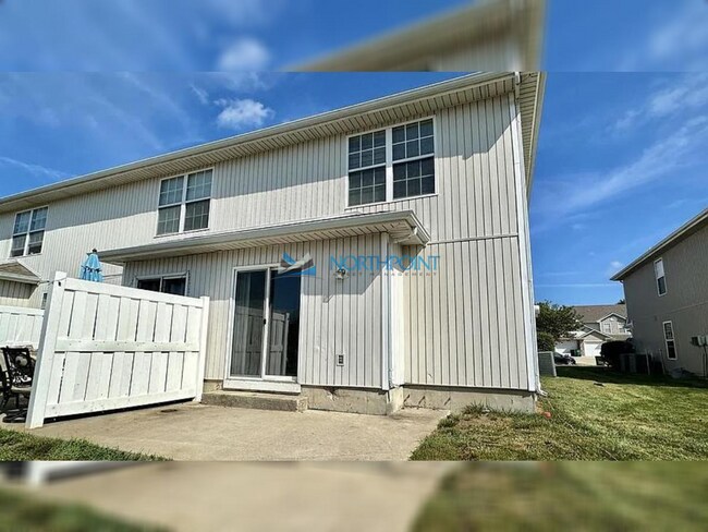 Building Photo - Fantastic 3BR 2.5 BA Home w/ Granite + Garage in Blue Springs