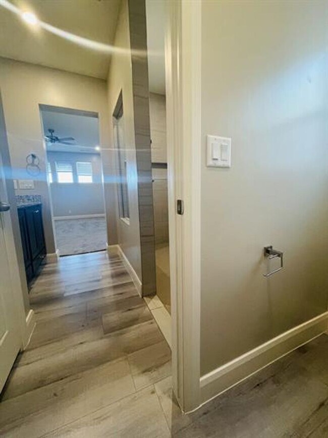 Building Photo - Desert Color Townhome!