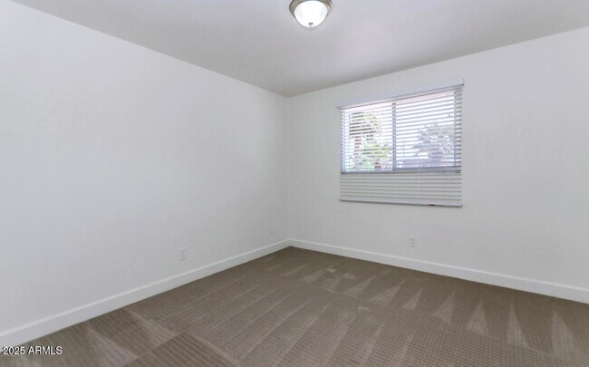 Building Photo - 1150 E Bishop Dr