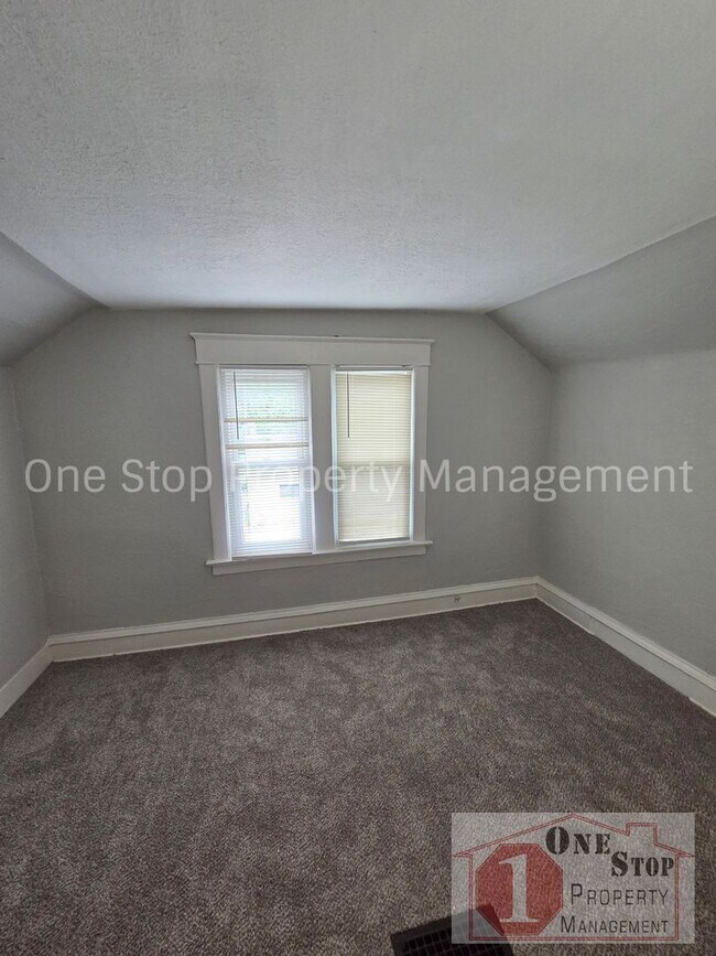 Building Photo - Spacious 3 bedroom/ 2 bathroom in Kansas City!