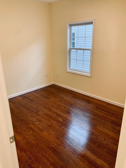 Bedroom - 311 Jersey St