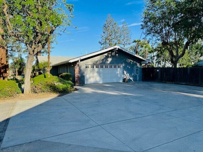Building Photo - $3,300 Fowler & Shepherd, Solar & Swimming...