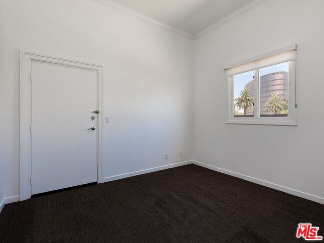 Building Photo - 230 S Hamilton Dr