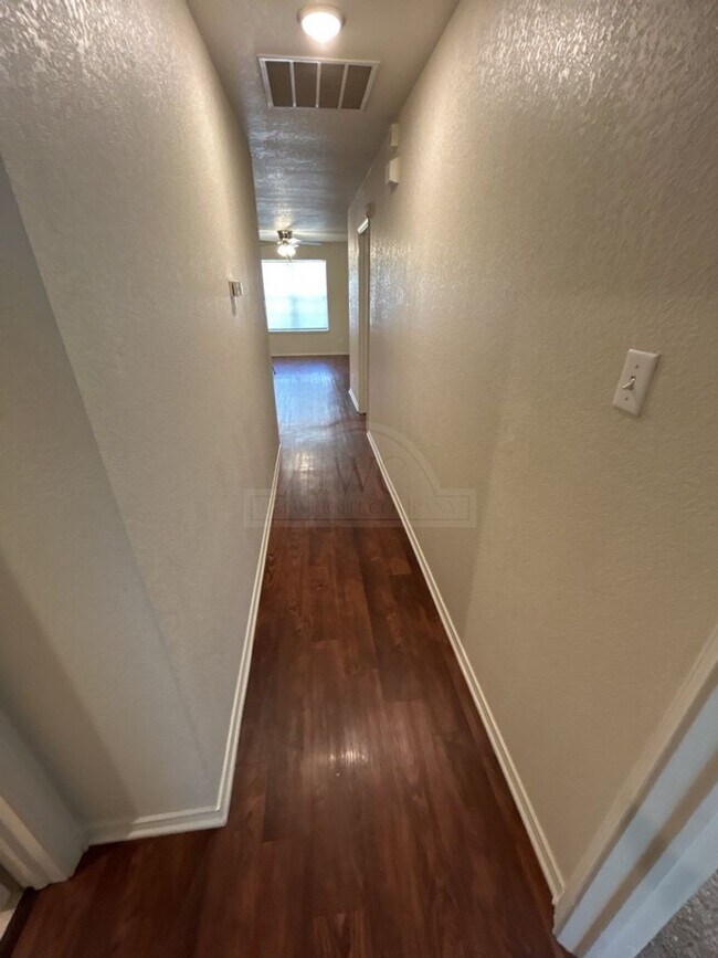 Building Photo - 912 McDaniel Cir