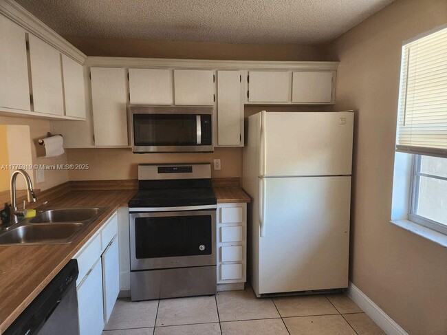 Building Photo - 8750 Royal Palm Blvd